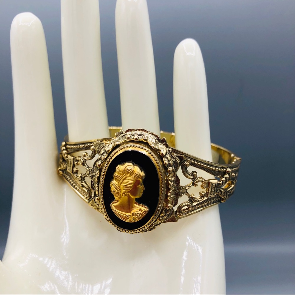 Vintage whiting and davis cameo set